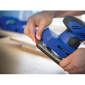 LUX Schleifstreifen K240 im Einsatz am Schwingschleifer, geeignet für Holz und Metall.