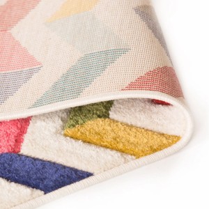 Nahaufnahme des Flair Rugs Kinderteppich Bolero. Mehrfarbiges Zickzack-Muster, weiche Oberfläche und gewebte Rückseite.