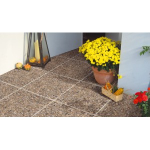 Verlegte Diephaus Waschbetonplatten Rheinkies 40x40. Terrassenplatten mit Kieselsteinen.