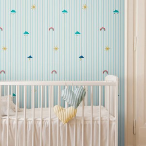 Blaue Joules Vliestapete mit Wetter-Motiven im Kinderzimmer. Streifen und Icons wie Sonne, Wolken und Regenbogen.