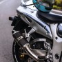 Basi Kabelbinderschloss Set KBS 50, rot/schwarz, auf Motorrad mit Helm. Fahrradschloss für unterwegs.