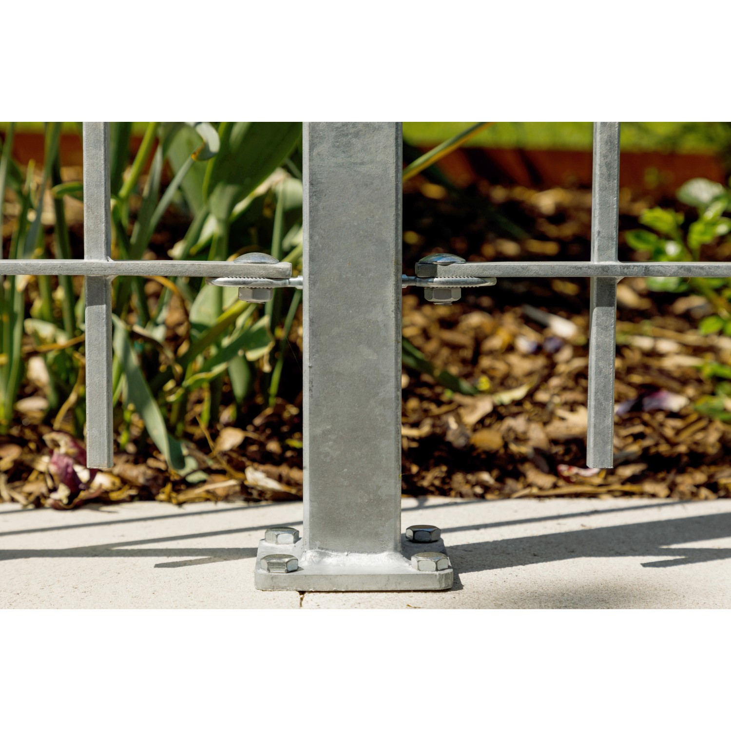 Detailansicht eines feuerverzinkten ELEO Zaunpfostens mit Montageplatte.