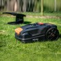 YARD FORCE Mähroboter MB800 auf Rasen mit Ladestation im Hintergrund.