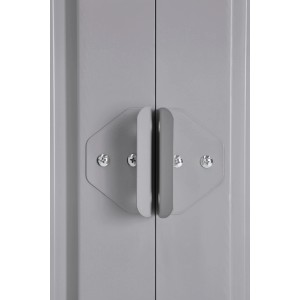 Detailaufnahme: Türgriffe des silbernen Metall-Gerätehauses.