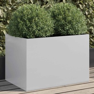 Silberner Pflanzkübel aus verzinktem Stahl mit grünen Pflanzen auf Holzterrasse. Rechteckiger Blumenkasten für Garten & Balkon.
