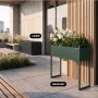 Hoher JAN NOWAK Metall-Blumenkübel in Flaschengrün/Anthrazit mit weißen Blumen auf moderner Terrasse.