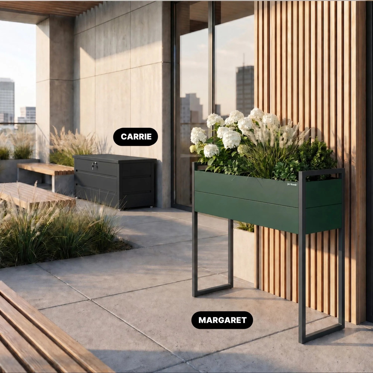 Hoher JAN NOWAK Metall-Blumenkübel in Flaschengrün/Anthrazit mit weißen Blumen auf moderner Terrasse.