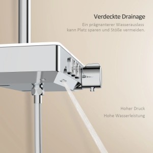 Detailaufnahme: Emke Duschsystem mit Thermostat, Glasablage, Hand- und Regendusche in Chrom.