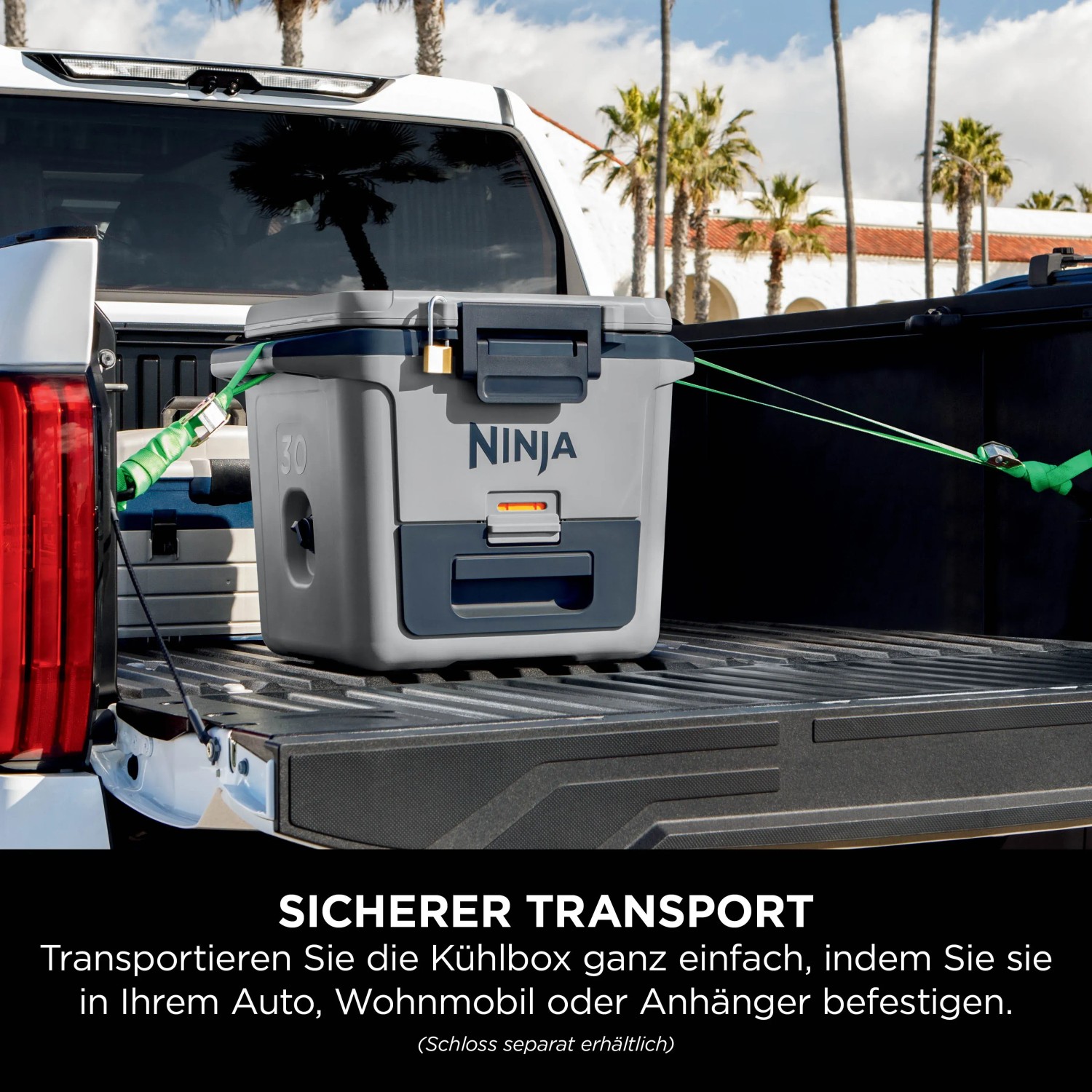 Ninja Kühlbox FrostVault, grau, 28L, im Kofferraum befestigt. Ideal für Camping und Transport.