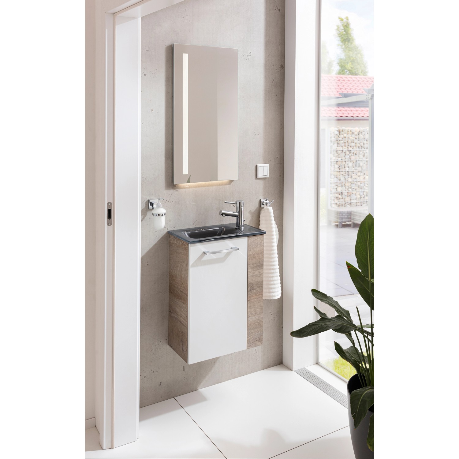 Fackelmann Waschbeckenunterschrank SBC Eiche Natur, 44 cm breit, mit weißer Tür und schwarzem Waschbecken.