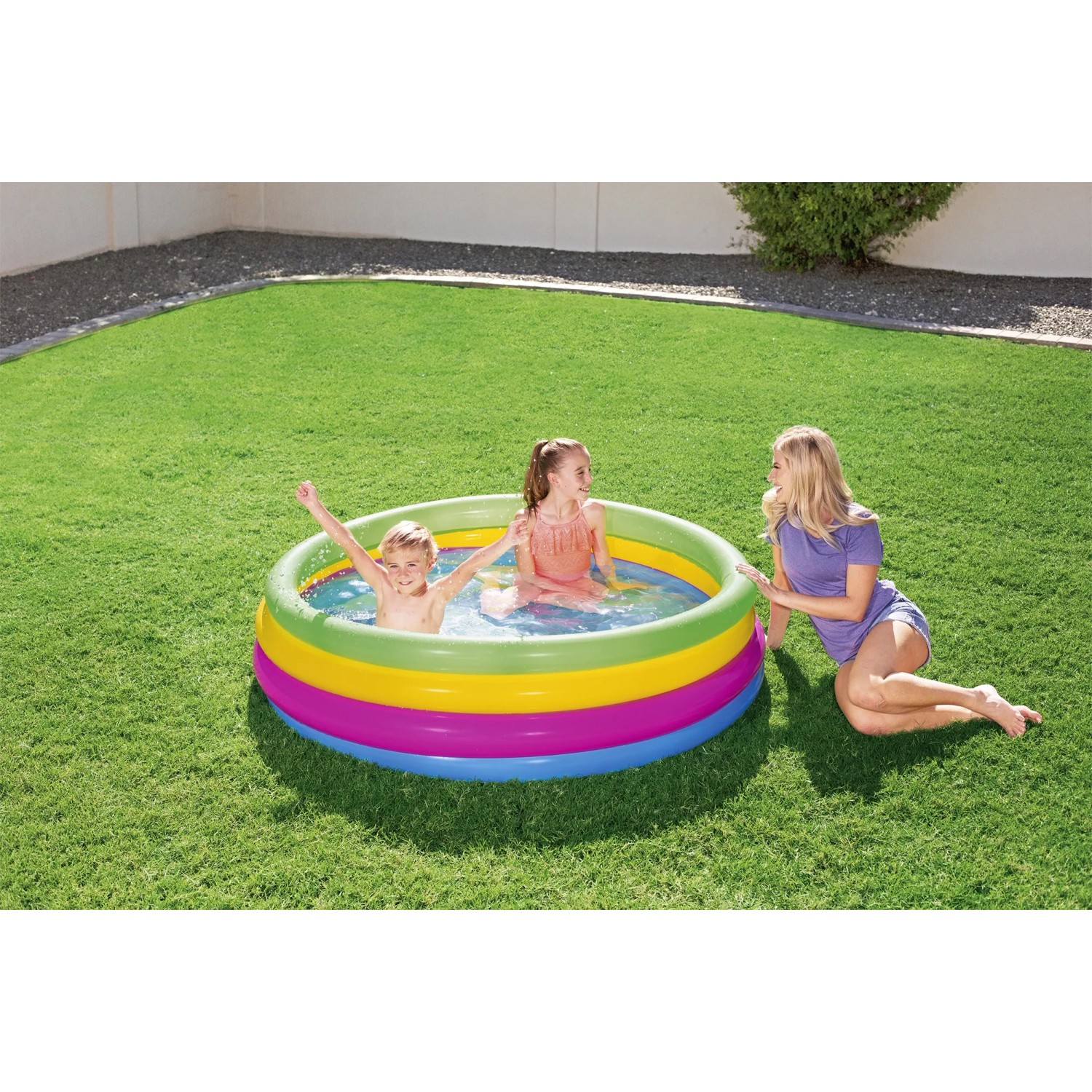 Bestway Planschbecken Swim Squad mit Kindern im Garten, bunt, Ø 157 cm.