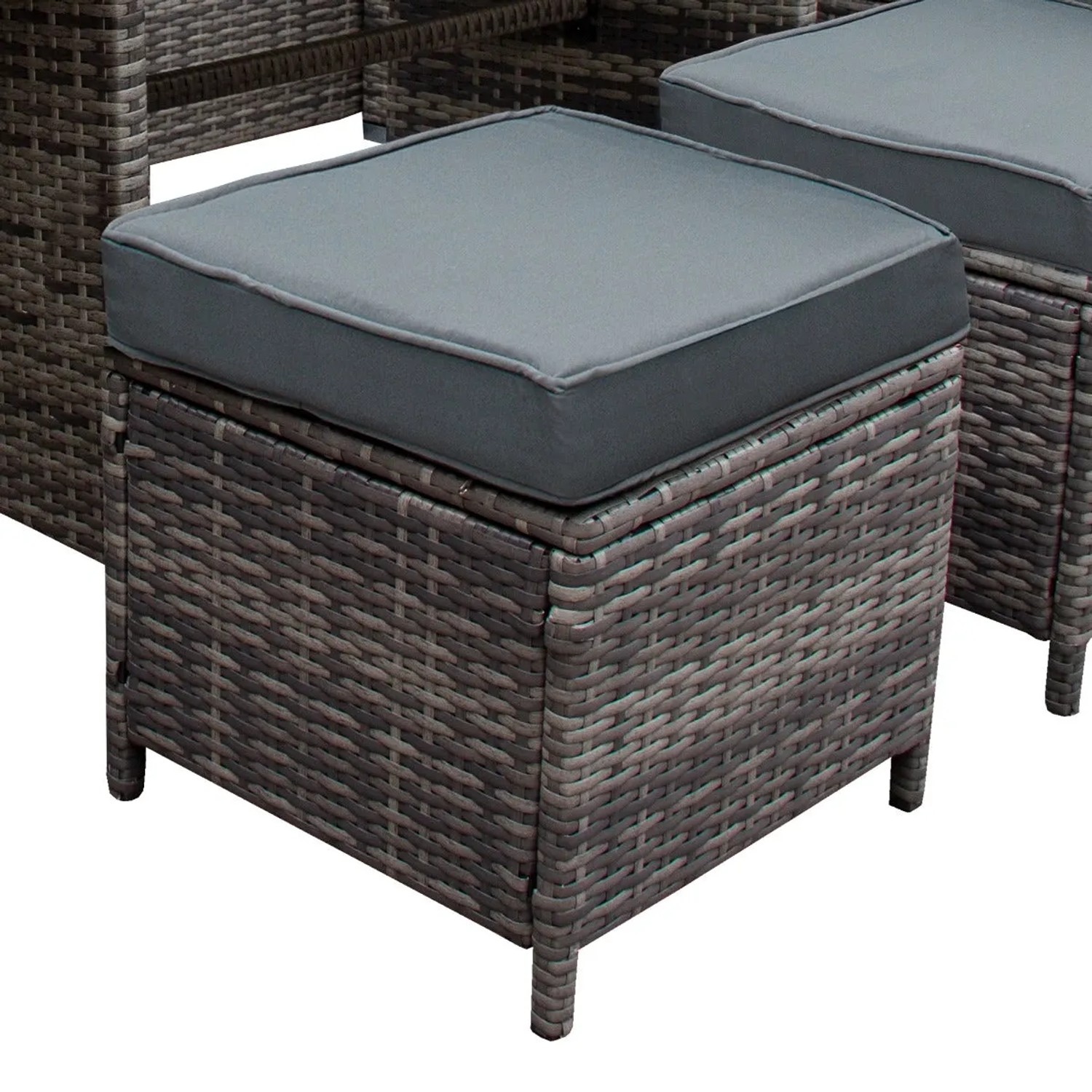 Detailaufnahme: Grauer Rattan Hocker mit Kissen, Teil der Monstershop Eckgarnitur.