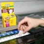 JBL Pronovo Bel Weekend Fischfutter-Block wird ins Aquarium gegeben.