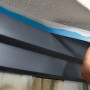 Anwendung von Tesa Malerband Professional Outdoor (25mm) zum Abkleben im Außenbereich.