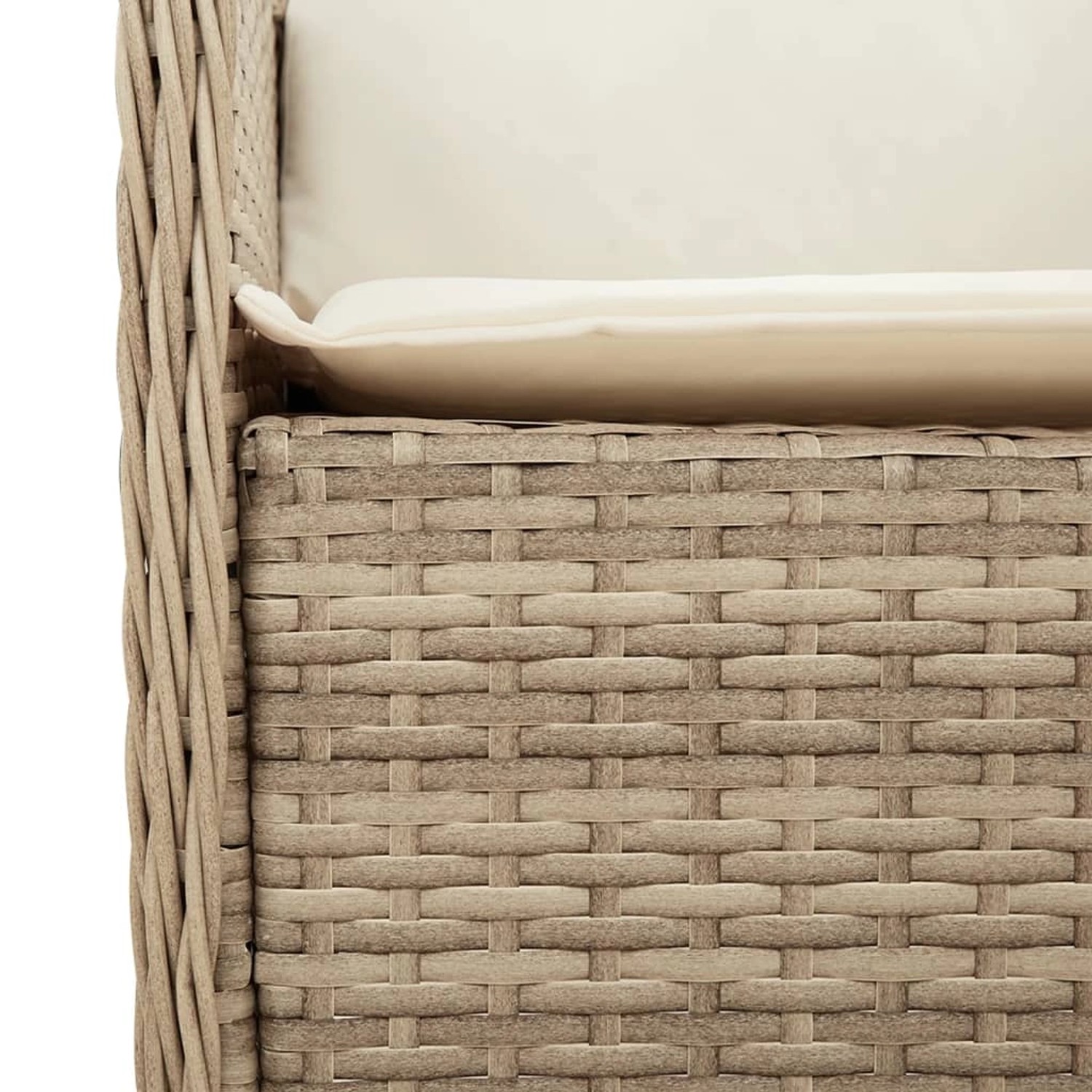 Detailansicht: Beige Poly Rattan Gartenstuhl mit cremeweißem Kissen, Teil der 9-tlg. Essgruppe.