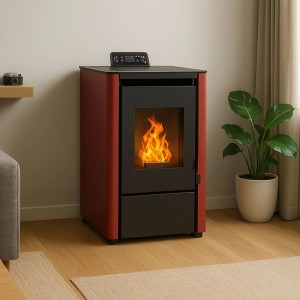 Bordeauxroter Sannover Pelletofen Anita 7,6 kW mit sichtbarer Flamme. Kompakte Heizung ideal für Wohnzimmer.