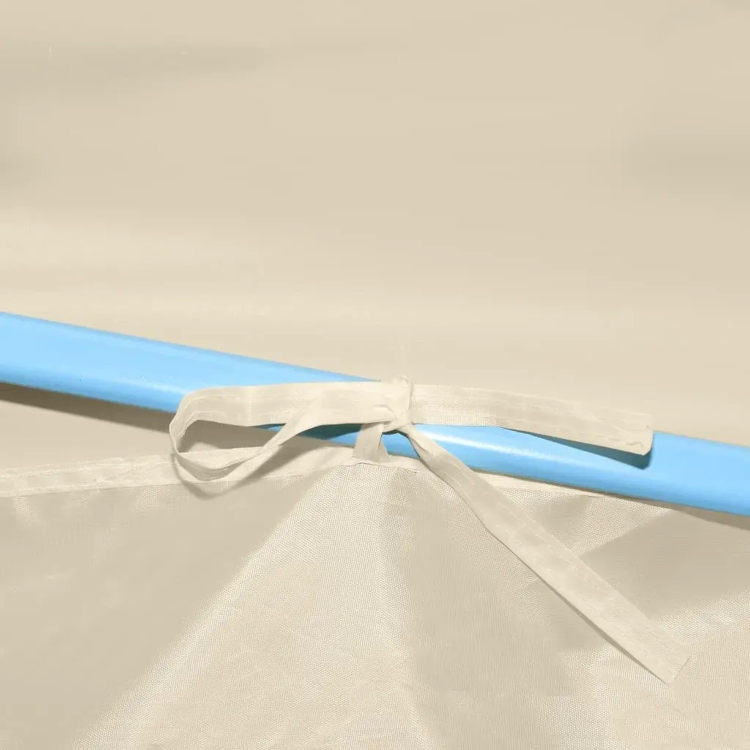 Detailansicht: Creme-farbenes Faltzelt Partyzelt mit blauer Stange und Befestigungsband.