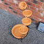 Monstershop Solar Kaskadenbrunnen aus Terrakotta mit Akku und Solarpanel für den Garten.