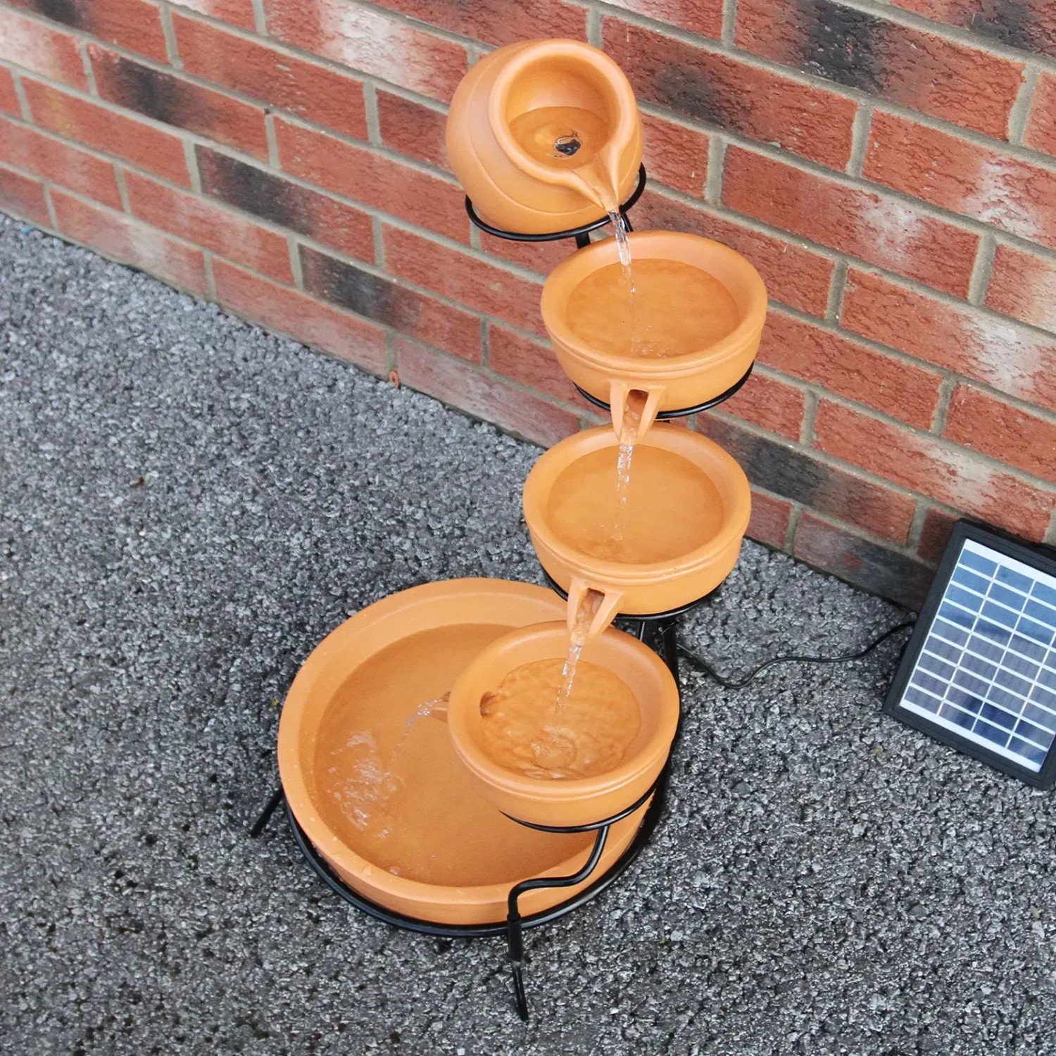 Monstershop Solar Kaskadenbrunnen aus Terrakotta mit Akku und Solarpanel für den Garten.