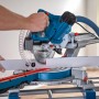 Bosch Professional GCM 305-216 D Kapp- und Gehrungssäge im Einsatz beim Holzzuschnitt.