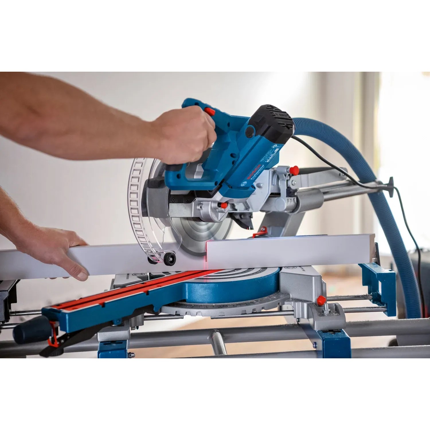 Bosch Professional GCM 305-216 D Kapp- und Gehrungssäge im Einsatz beim Holzzuschnitt.