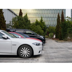 Radzierblende Silber-Schwarz 15 Zoll auf einem weißen Auto im Außenbereich.