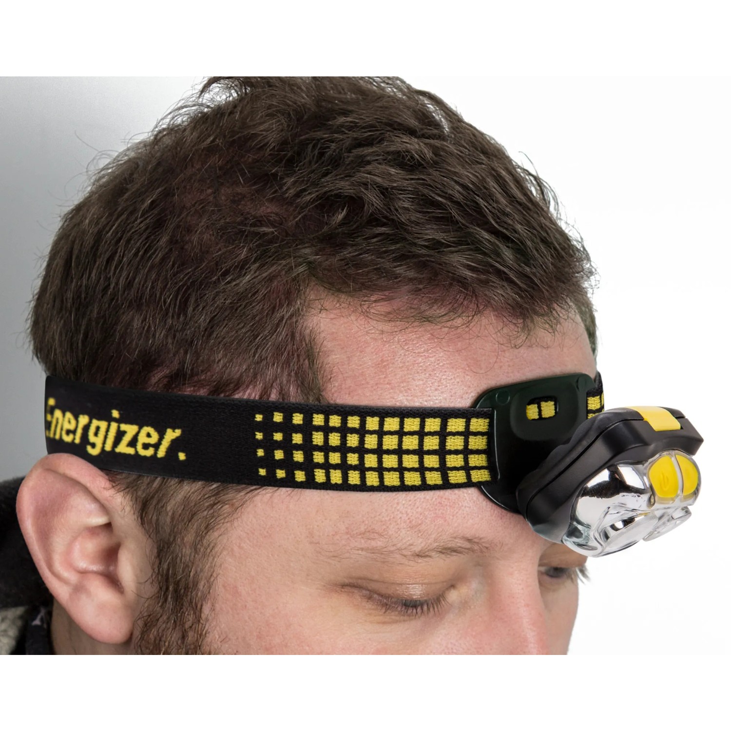 Energizer Vision Ultra Kopflampe mit gelb-schwarzem Stirnband am Kopf befestigt.