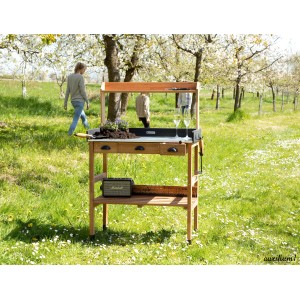 WONDERMAKE Pflanztisch Kirschbaum auxilium1 im Garten mit Schubladen, Haken und Ablageflächen.