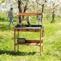 WONDERMAKE Pflanztisch Kirschbaum auxilium1 im Garten mit Schubladen, Haken und Ablageflächen.