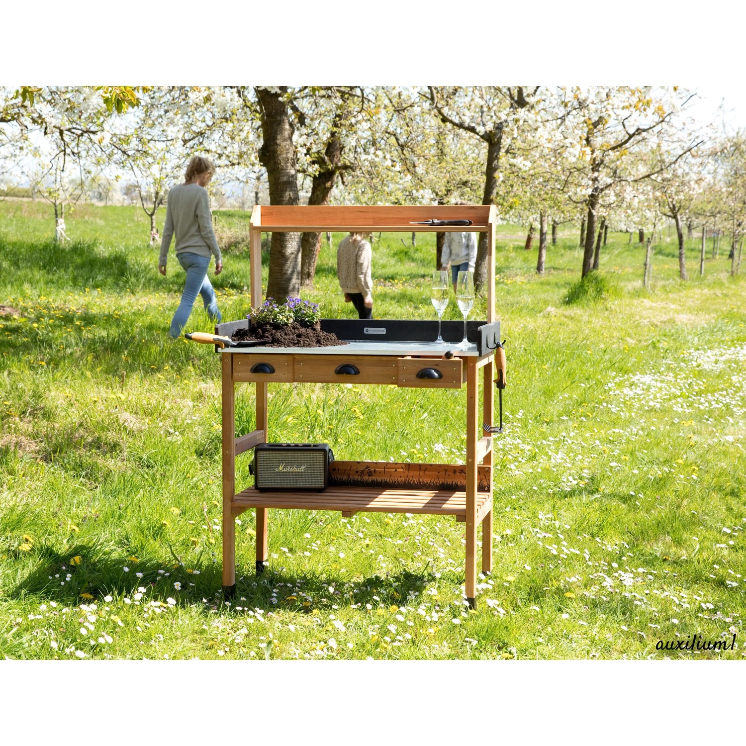 WONDERMAKE Pflanztisch Kirschbaum auxilium1 im Garten mit Schubladen, Haken und Ablageflächen.