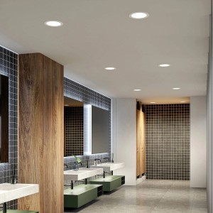 Modernes Badezimmer mit weißen PRIOS LED Einbaustrahlern in der Decke.