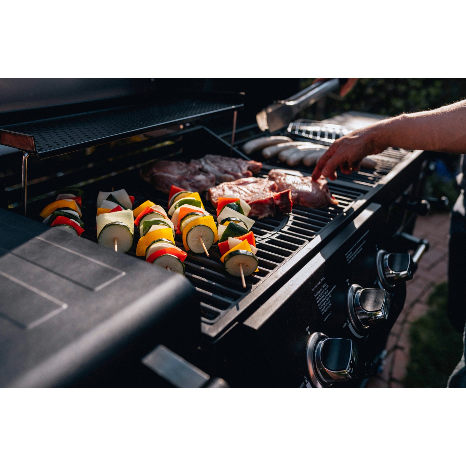 Jamestown Kombigrill Drake beim Grillen von Spießen, Steaks und Würstchen.