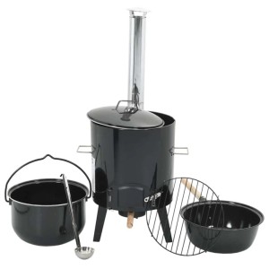 Schwarze emaillierte Gulaschkanone mit Rauchabzug, Deckel, Topf, Pfanne und Schöpfkelle für Outdoor-Küche.