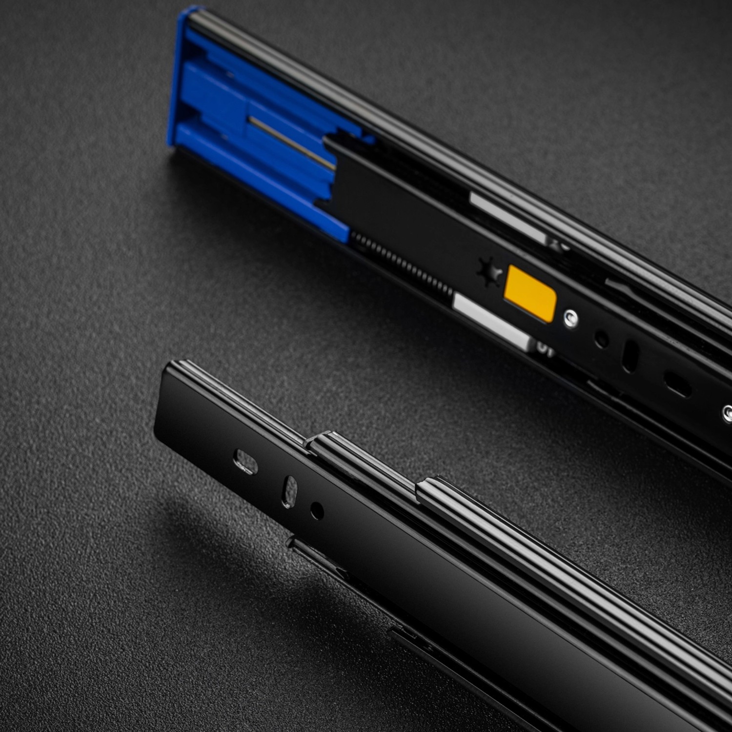 Schwarzer MS Beschläge Schubladenauszug Vollauszug, 600 mm lang, für Schubladen bis 30 kg.