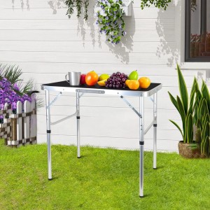 Schwarzer Relaxdays Campingtisch aus Aluminium, klappbar, höhenverstellbar, mit Früchten auf Rasen.