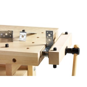 Detailansicht der Sjöbergs Hobelbank Nordic Plus 1.450 aus Birke mit Spannzange und Bankhaken.