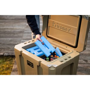Petromax Kühlbox mit blauen Kühlakkus (7cm). Ideal für Camping & Outdoor-Abenteuer.