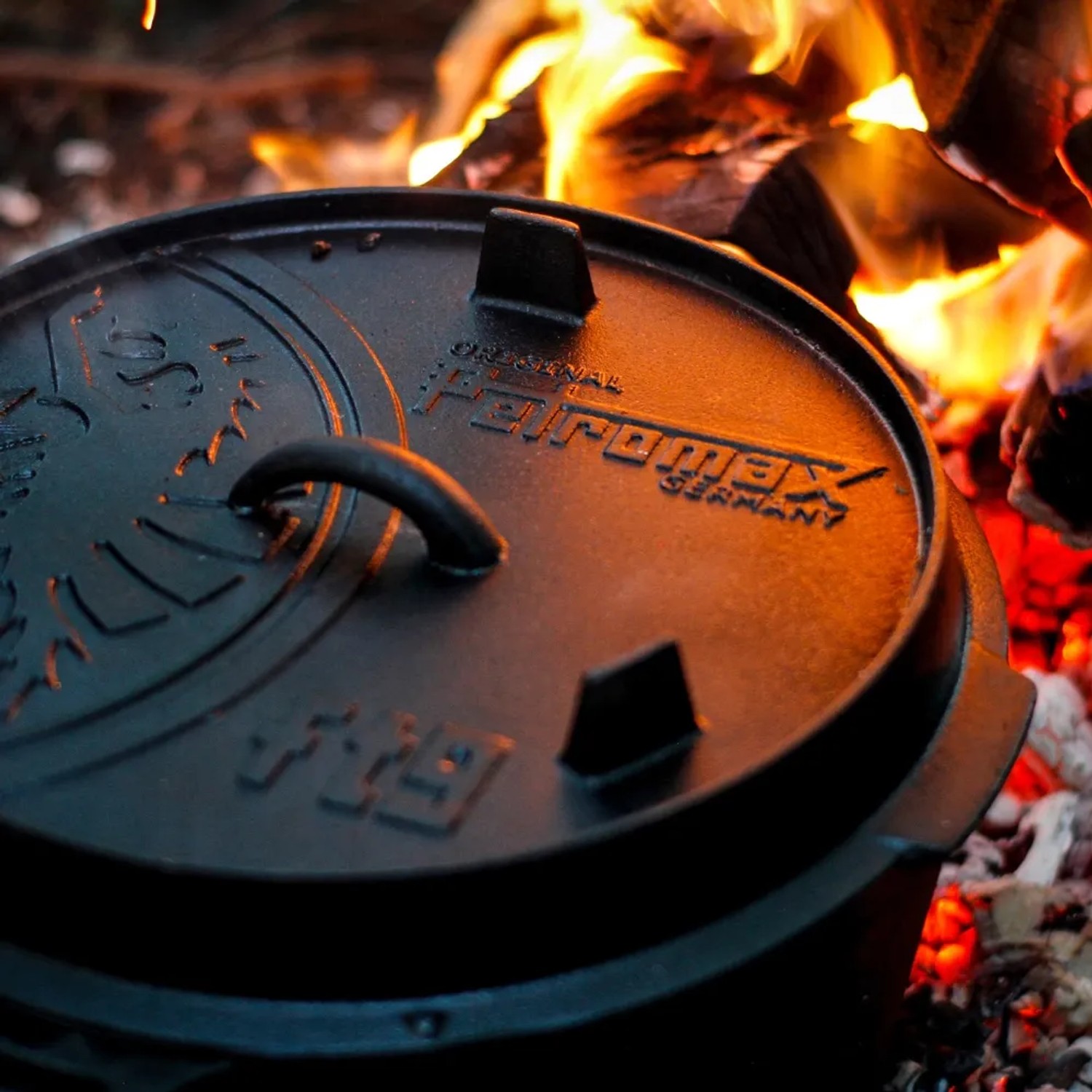 Petromax Dutch Oven FT9-T-Scrub Set, 7,5 l, auf offenem Feuer. Gusseisen Topf mit Deckel und Ringreiniger.