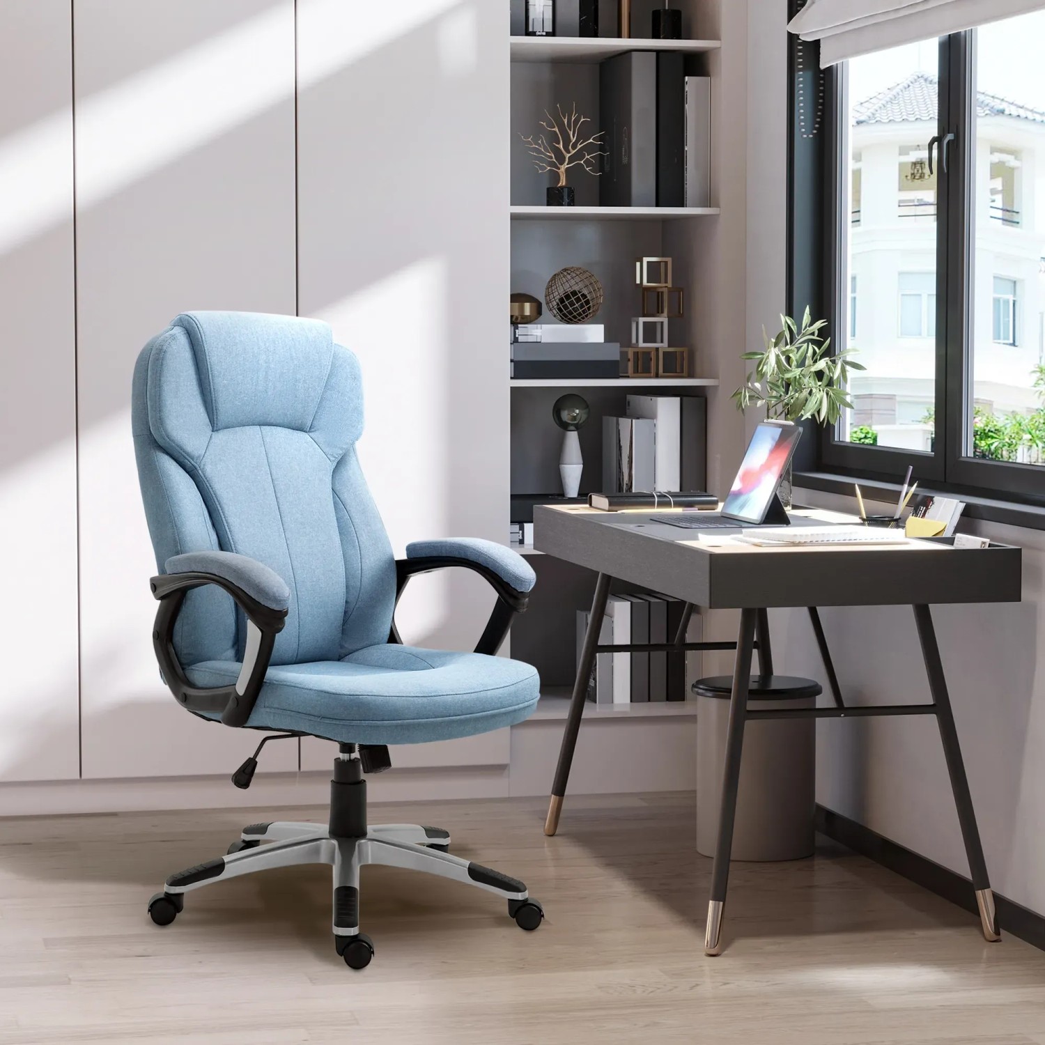 Blauer Vinsetto Bürostuhl mit Kopfstütze vor Schreibtisch und Regal.