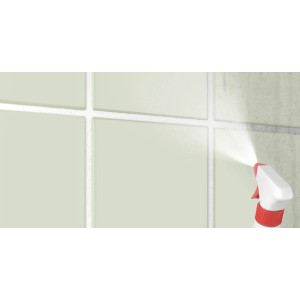 Sprühflasche Alpina Fliesen- und Fugen-Reiniger in Anwendung auf Fliesen.