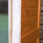 Detailaufnahme: Wärmedämmung des Trixie Kleintierstalls Natura, braunes Kiefernholz.