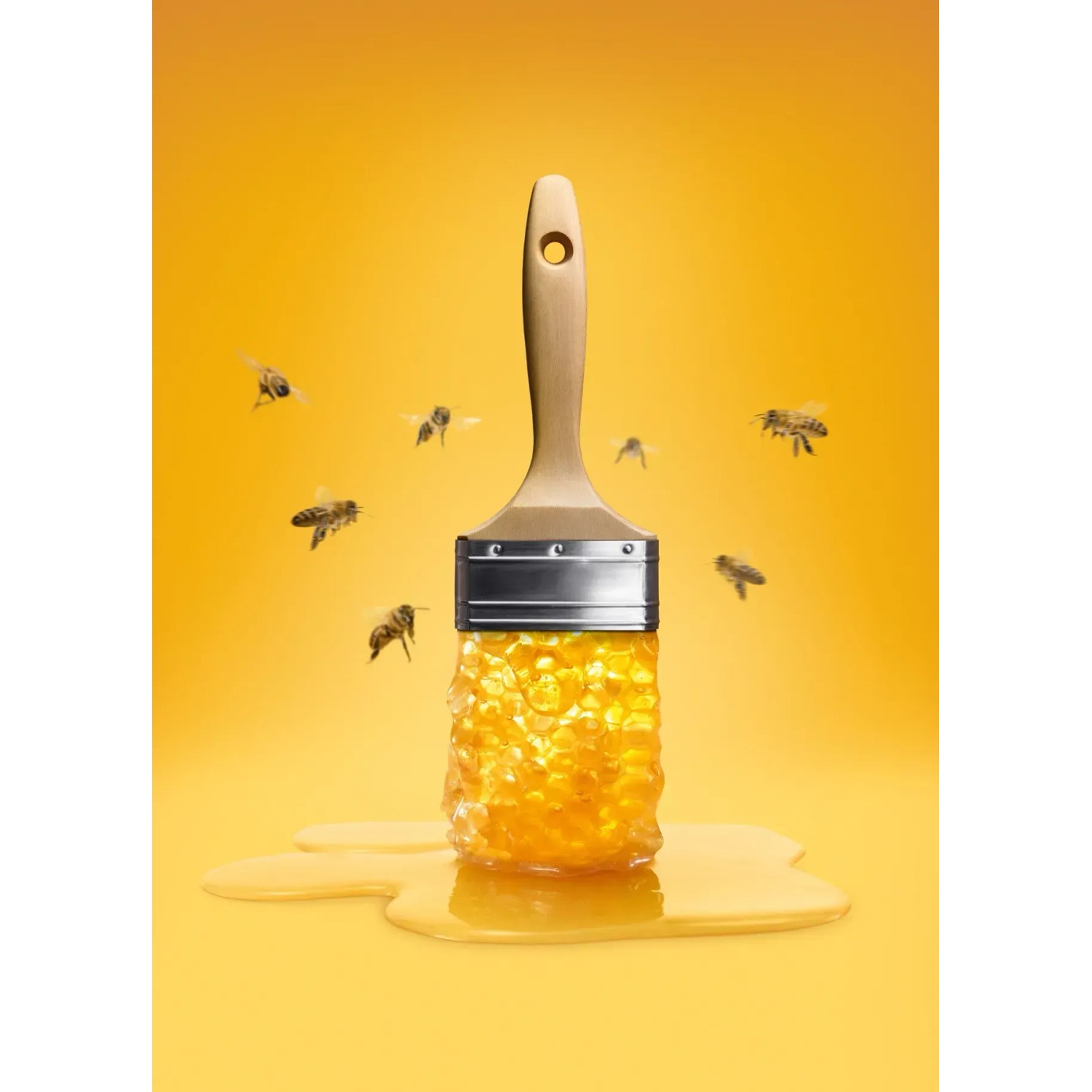 Schöner Wohnen Trendfarbe Honey Farbtester mit Pinsel und Honig-Motiv.