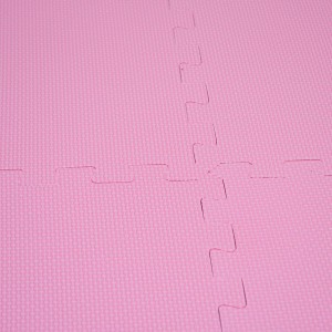 Detailaufnahme der pinken LittleTom Puzzlematte, 30x30 cm, verbunden. Ideal als Spielmatte für Babys.