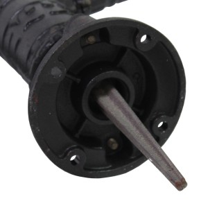 Detailaufnahme der Montageplatte der TRUTZHOLM Schwengelpumpe aus Gusseisen.