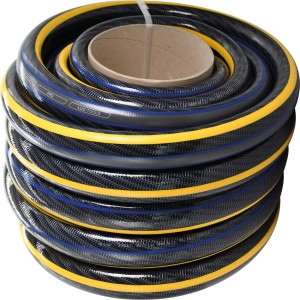 Aufgerollter LUX-TOOLS PRO Gartenschlauch, 32 mm, Meterware, in Schwarz, Gelb und Blau.