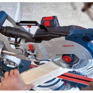 Bosch Professional Akku-Tischkreissäge GTS 18V-216 beim Sägen von Holz.