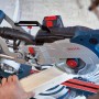 Bosch Professional Akku-Tischkreissäge GTS 18V-216 beim Sägen von Holz.