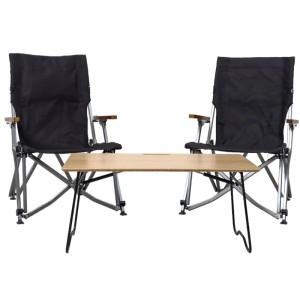 Camping Set mit zwei schwarzen Klappsesseln mit Holzarmlehnen und einem Klapptisch aus Bambus.