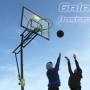 EXIT Galaxy Basketballkorb grün/schwarz mit spielenden Kindern vor blauem Himmel.