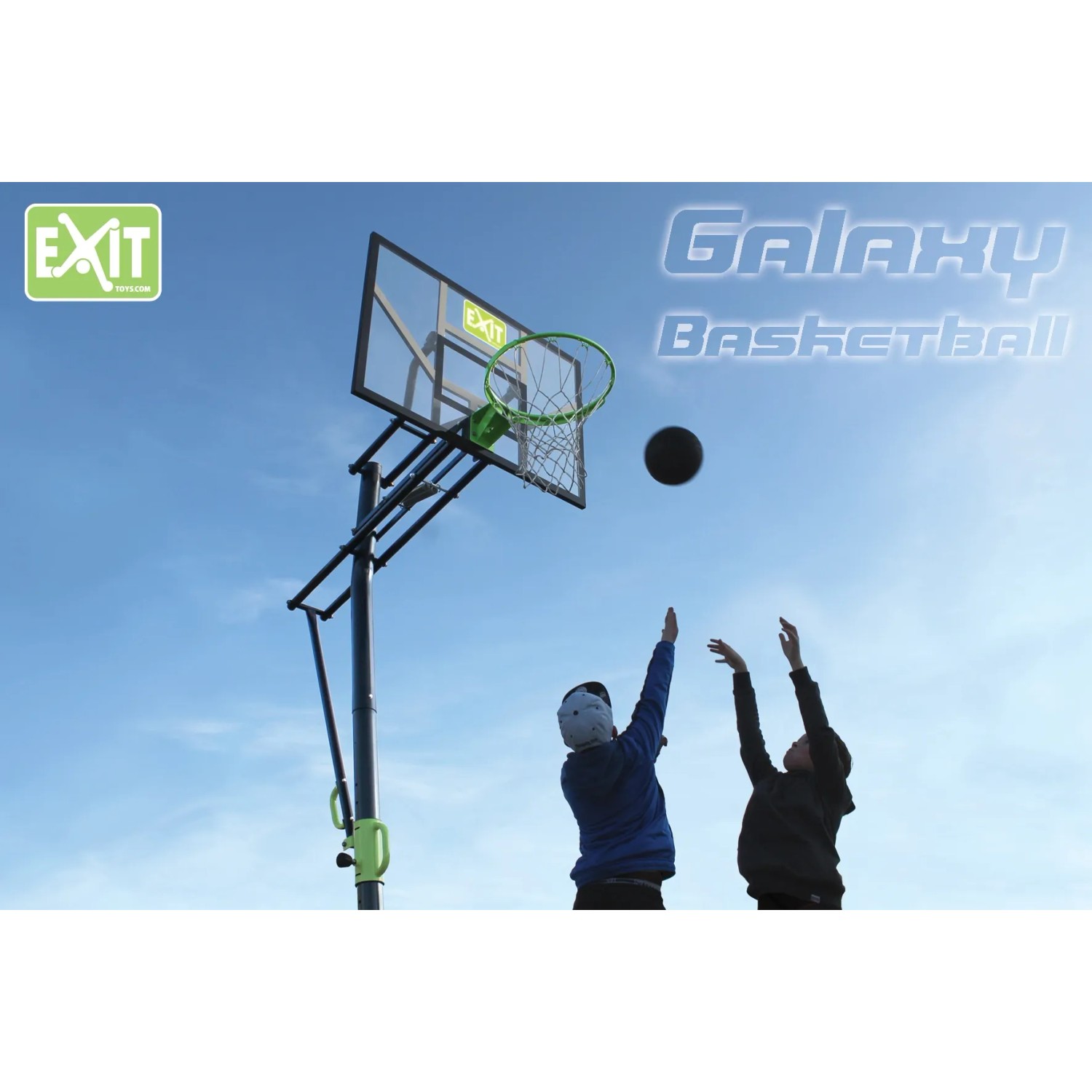 EXIT Galaxy Basketballkorb grün/schwarz mit spielenden Kindern vor blauem Himmel.